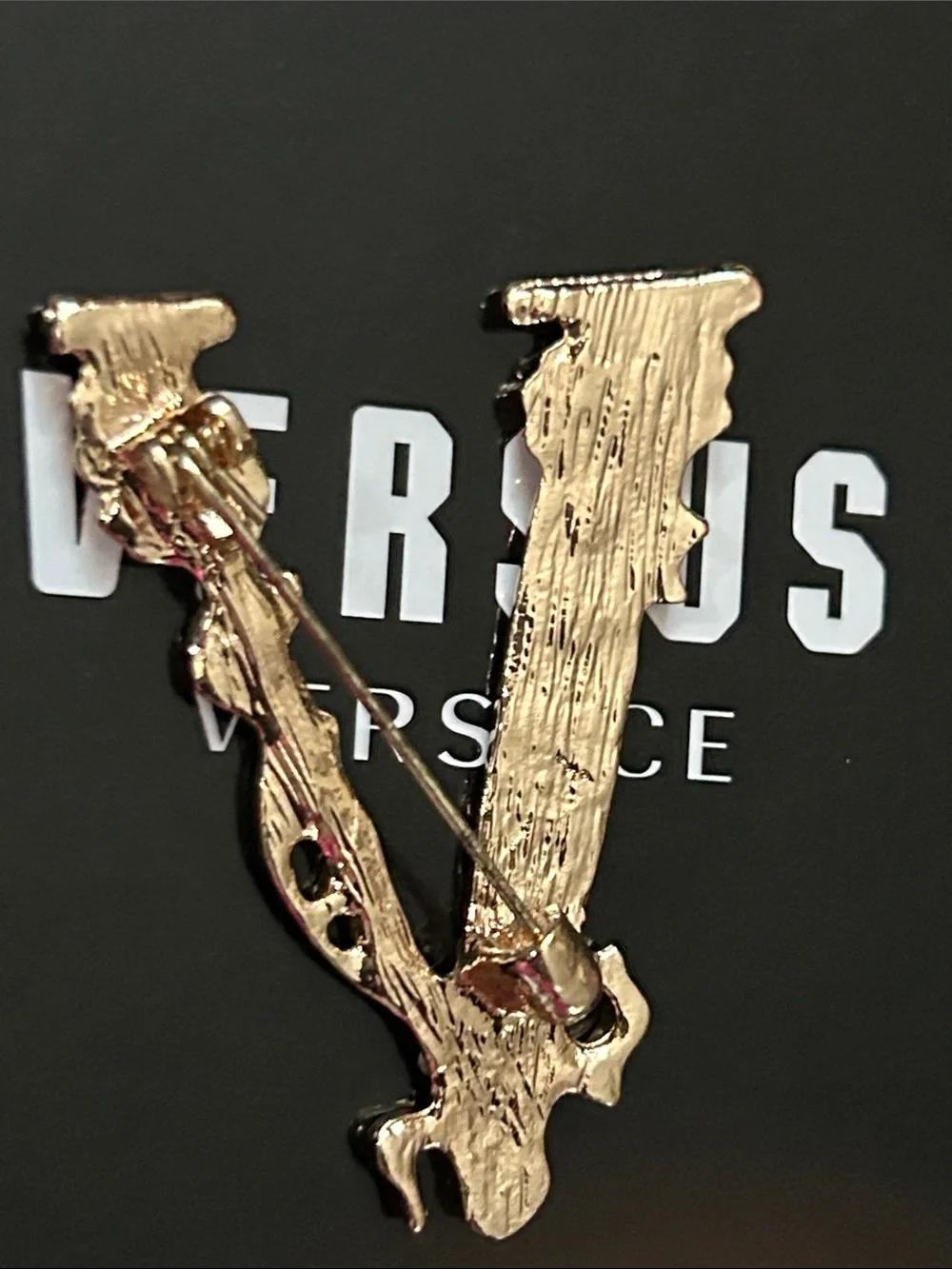 V GOLD-TONE AND adorned CRYSTAL BROOCH 🔥 3cm length statement